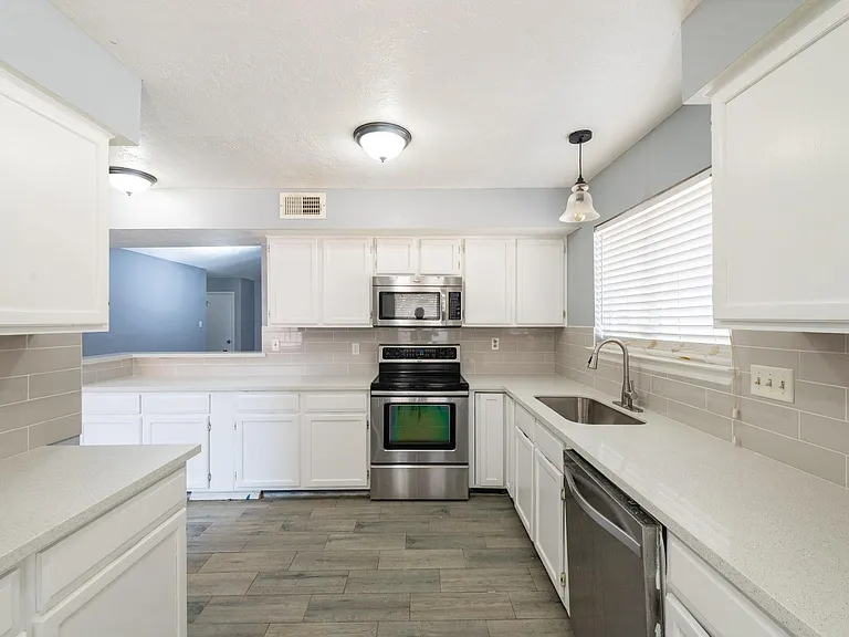 3323 Silverside Dr — Photo 8