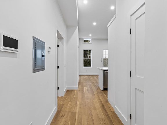 5th image of 27 Corbin Ave APT 3