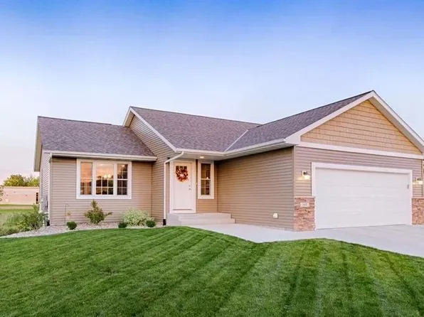 165 Creekside Dr, Eagle Lake, MN 56024