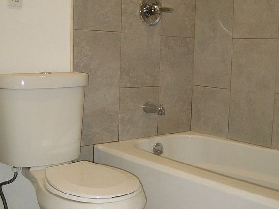 4th image of 910 Bedford Ave #1