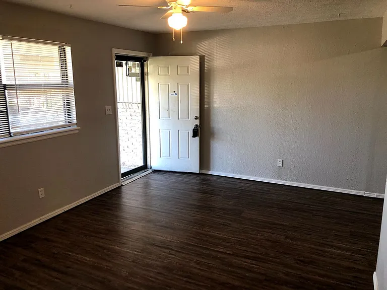 955 SW 4th Pl — Photo 5