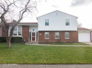 1327 E Anderson Dr, Palatine, IL 60074