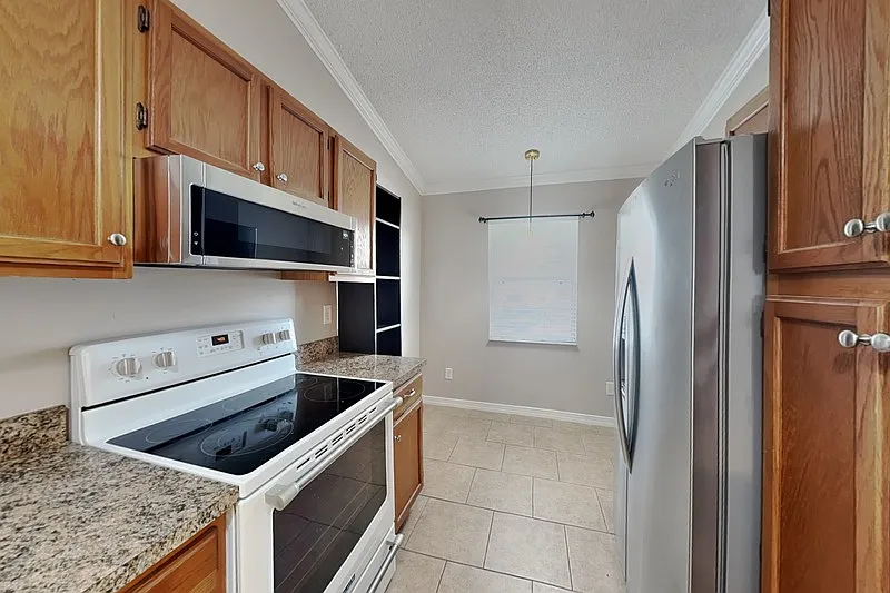 2 bed, 2.0 bath, 921 sqft, $1,695 — Photo 2