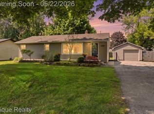 2624 Harrison Ave, Rochester Hills, MI 48307