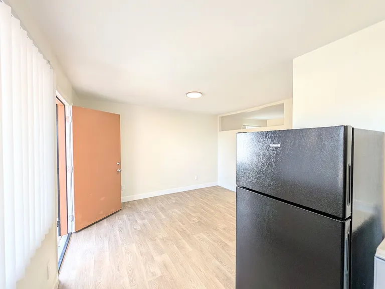 208 E Prince Rd — Photo 15