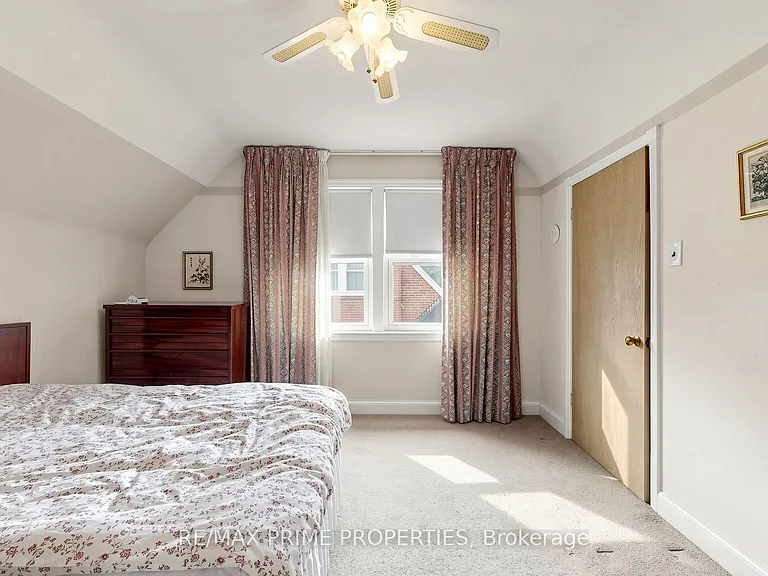 33 Irvington Cres — Photo 19