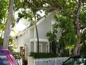 2nd image of 906 Frances St