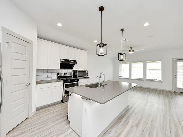 7007 Fleetwood Crescent Way — Photo 9