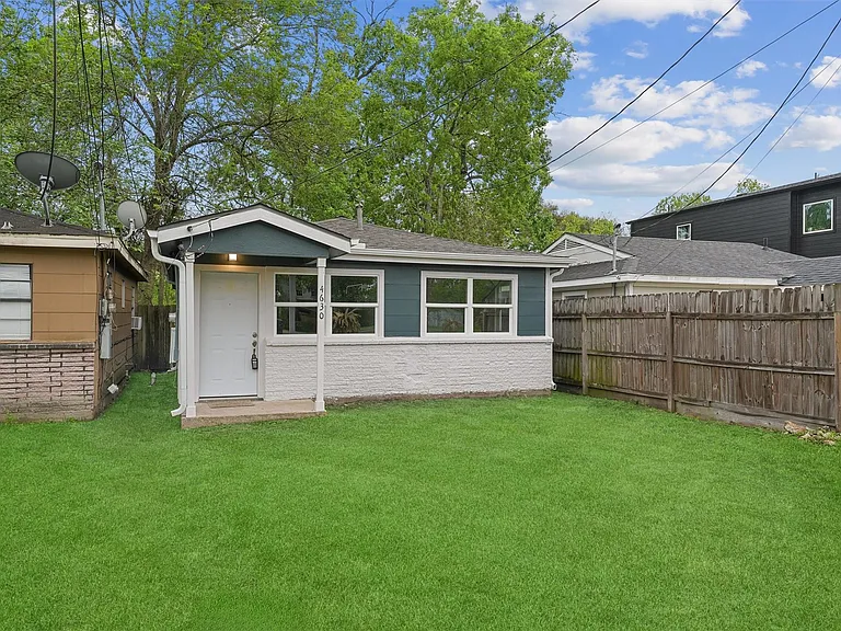 4630 Clover St — Photo 3
