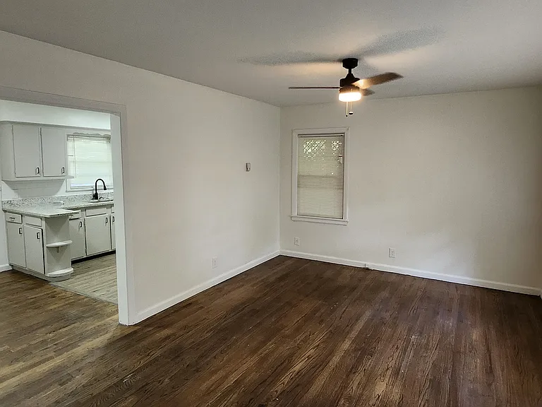 2752 Hawthorne Dr — Photo 3