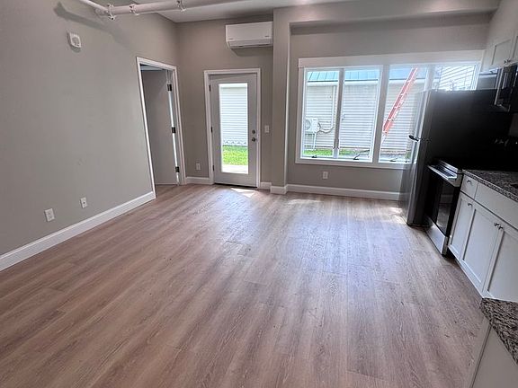 3rd image of 396 High St #106