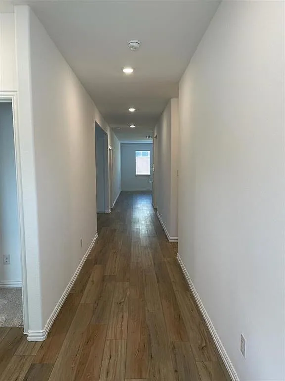 4 bed, 2010 sqft, $2,050 — Photo 4