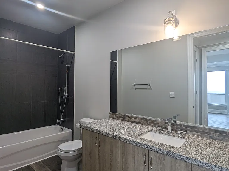 121 King St W — Photo 62