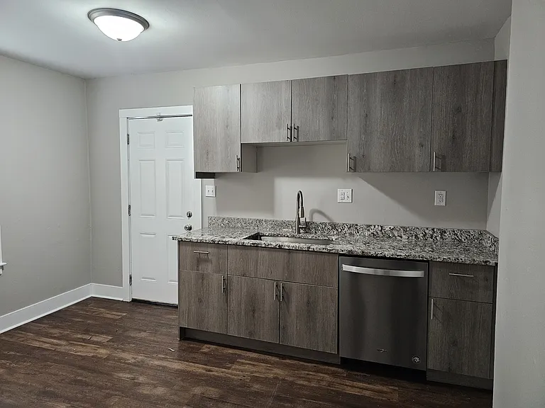 989 E 15th Ave — Photo 5