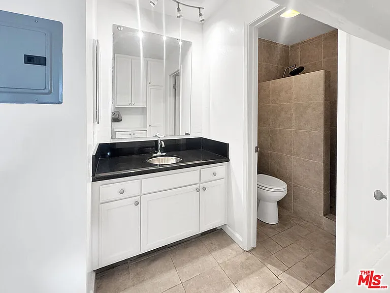 972 Larrabee St #221 — Photo 4