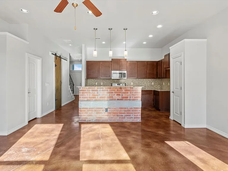 475 S Fretz Ave — Photo 5