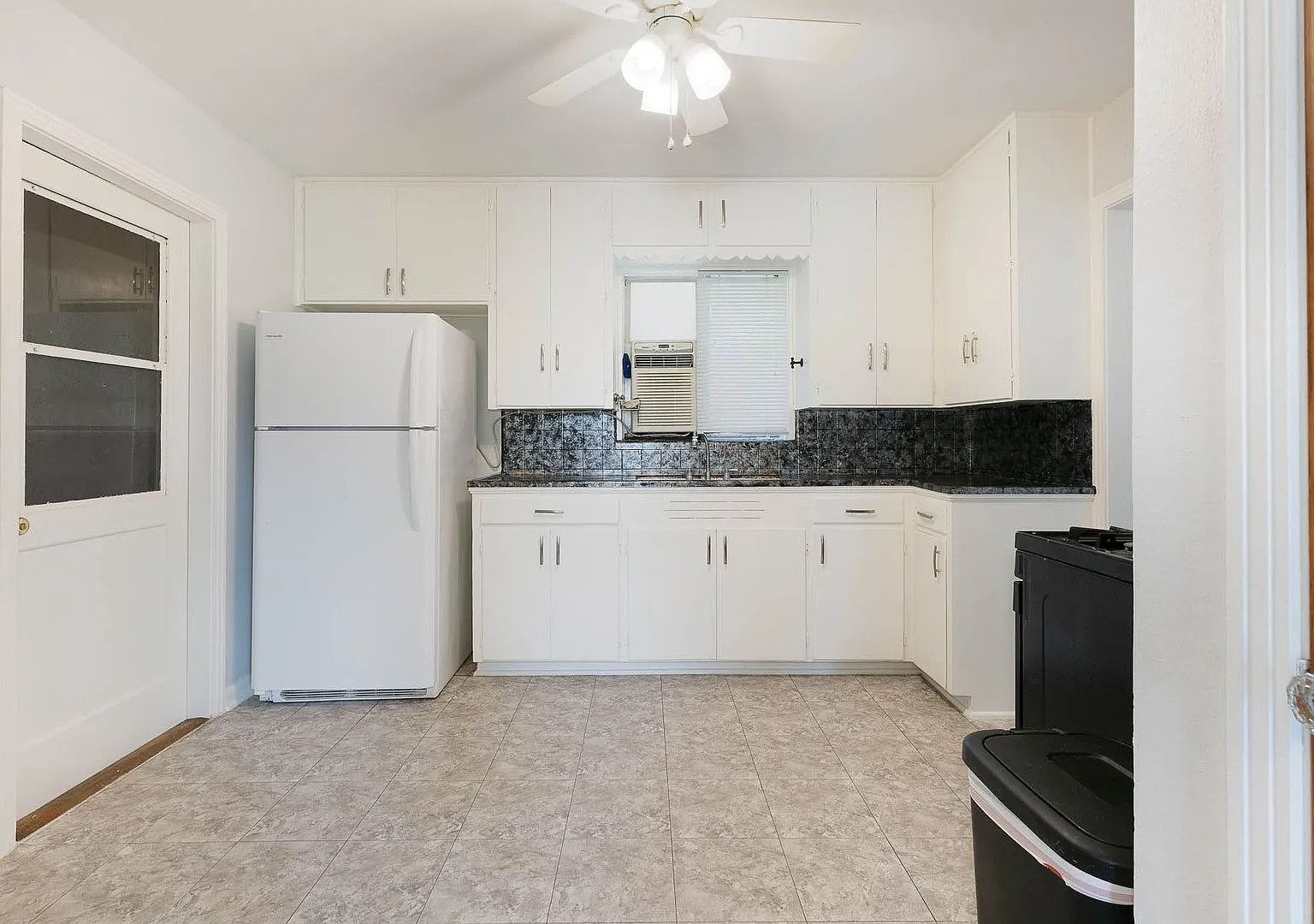 Dellview Neighborhood~Charming Mid-Century Home with Large Backyard — Photo 4