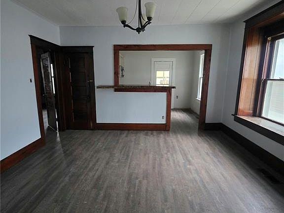 4th image of 209 W 7th Ave