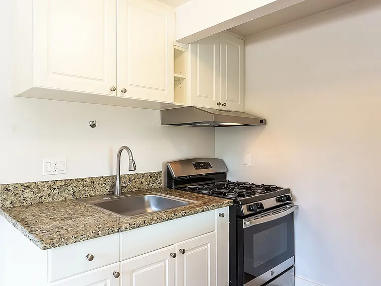 Monarch Apartments — Photo 20