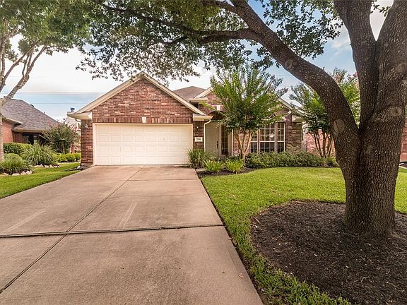 2nd image of 2550 Lake Dale Ln