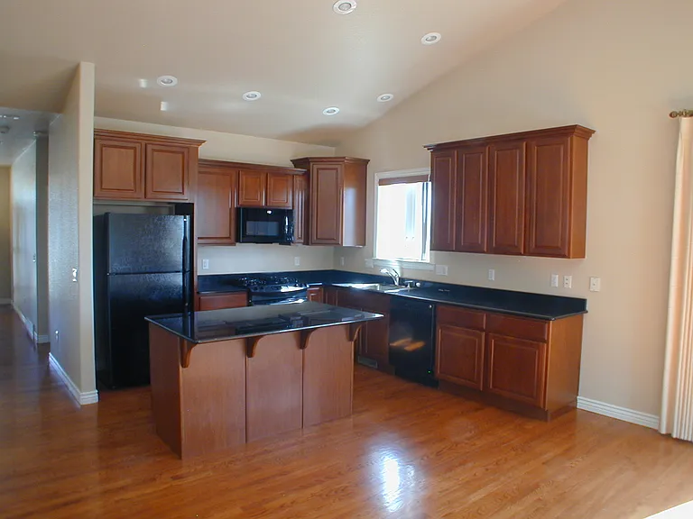 400 Sterling Dr — Photo 3