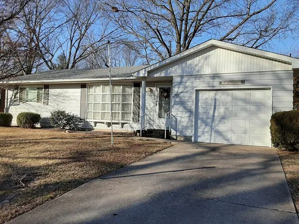 8 Holiday Ter, Centralia, IL 62801