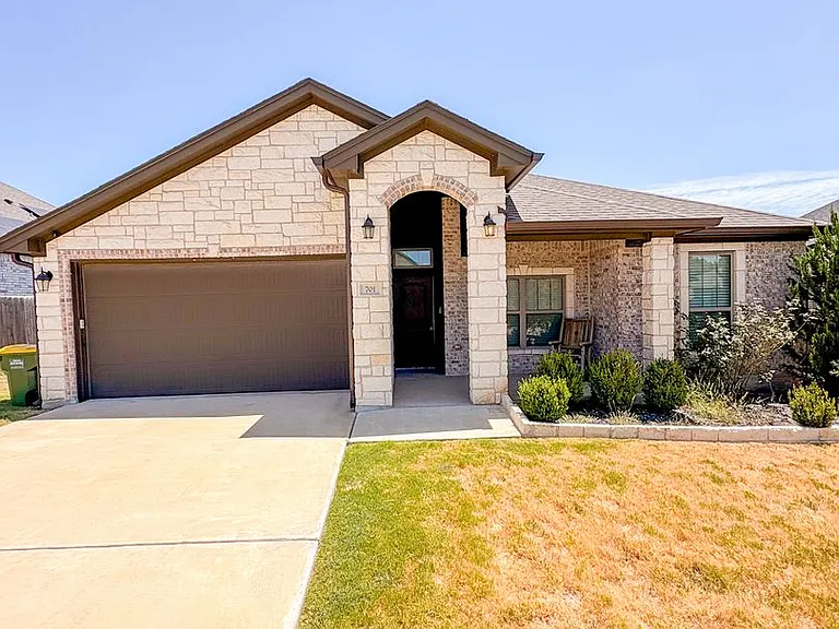 701 Juniper Dr — Photo 1