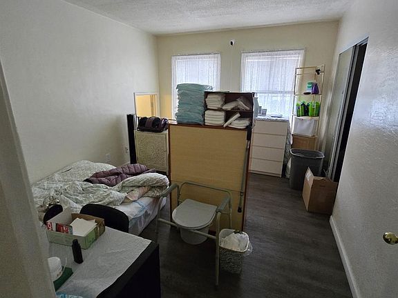2nd image of 2432 Pine Ave