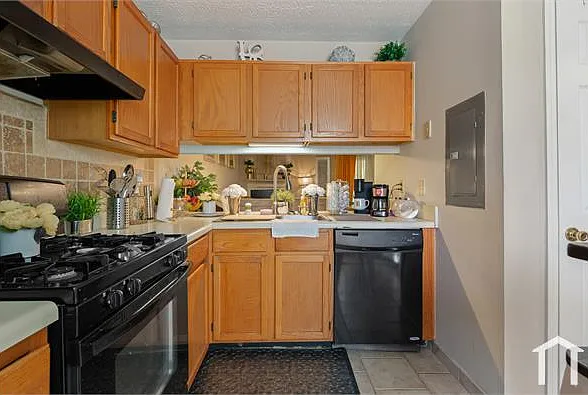3788 Meadow Creek Dr — Photo 7