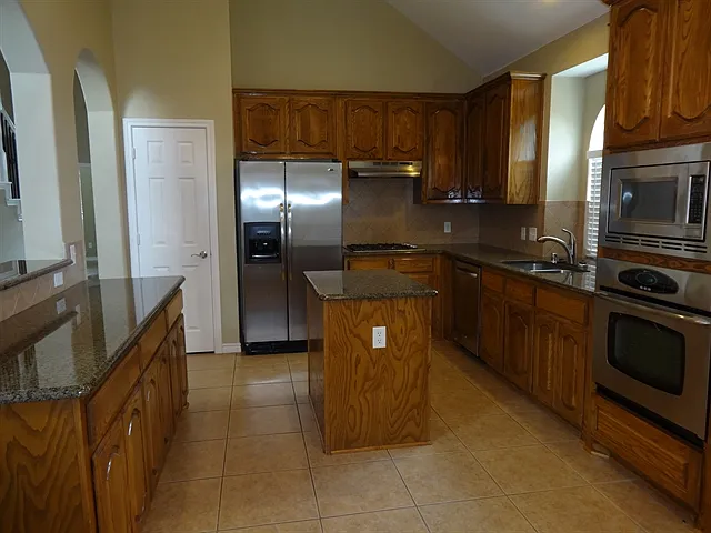 4 bed, 2.0 bath, 2738 sqft, $2,970 — Photo 2