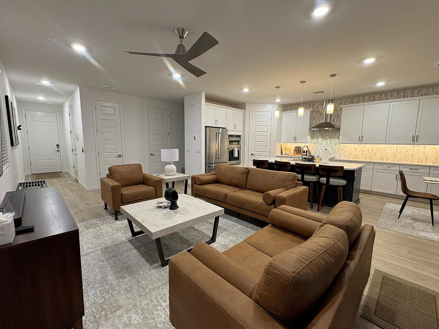3 bed, 2.5 bath, 1988 sqft, $3,400 — Photo 2