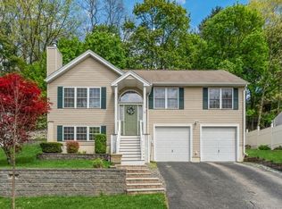 12 Sherwood Rd, Worcester, MA 01602