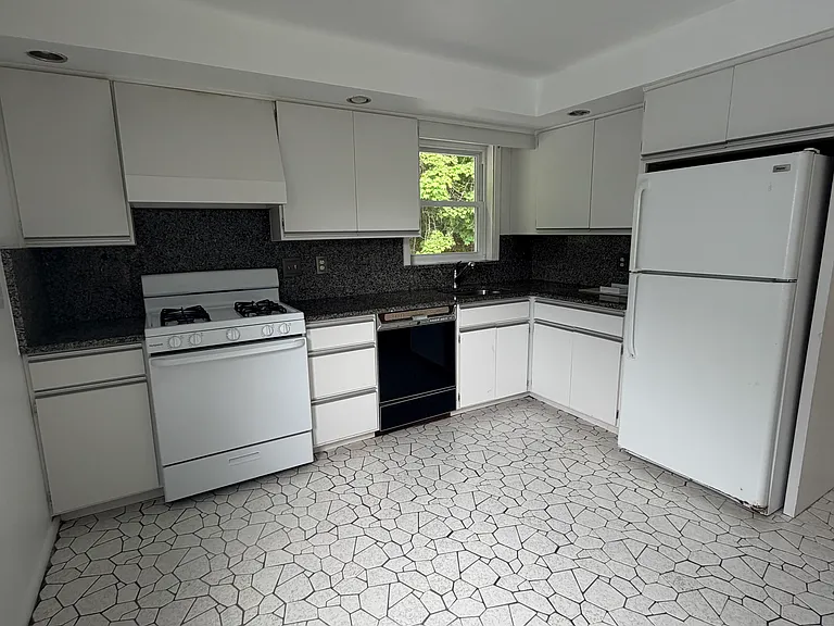 387 Farnham Ave #2 — Photo 3