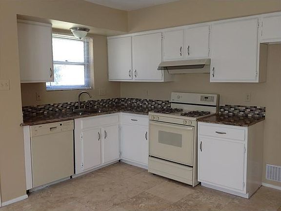 3rd image of 6704 Woodhue Dr