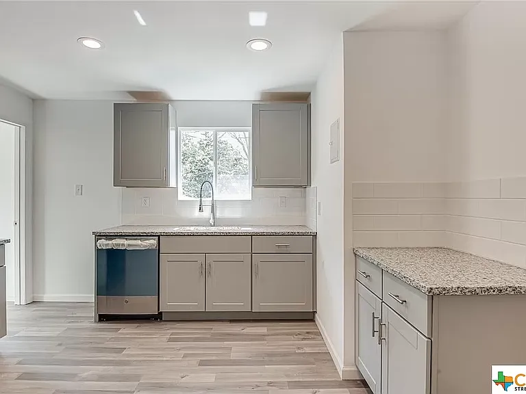 1668 Lakeview Dr — Photo 5