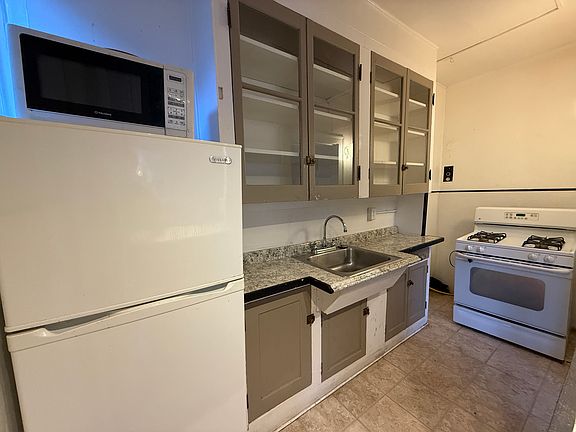 2nd image of 1060 N Pennsylvania St APT 2