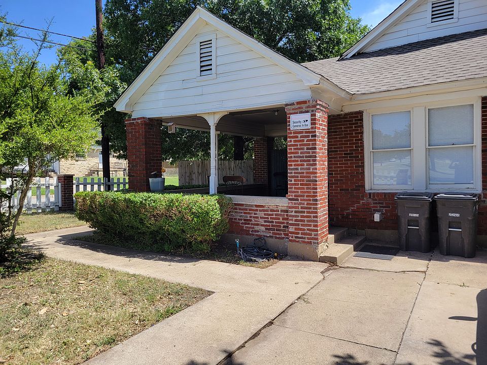 Front of house with driveway and large covered porch