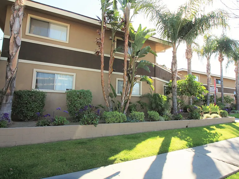 Melrose Place Apartments — Photo 62