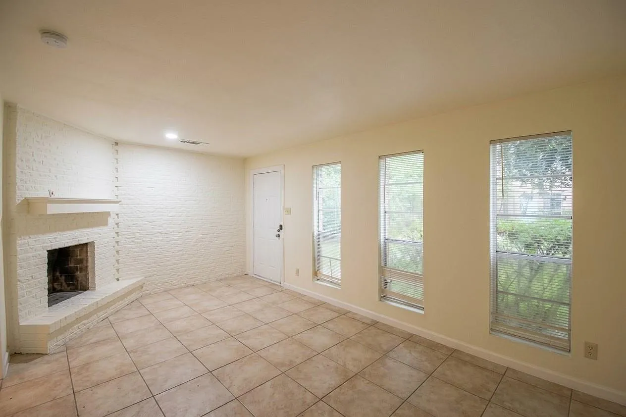 2 bed, 1.5 bath, 1121 sqft, $1,500 — Photo 2