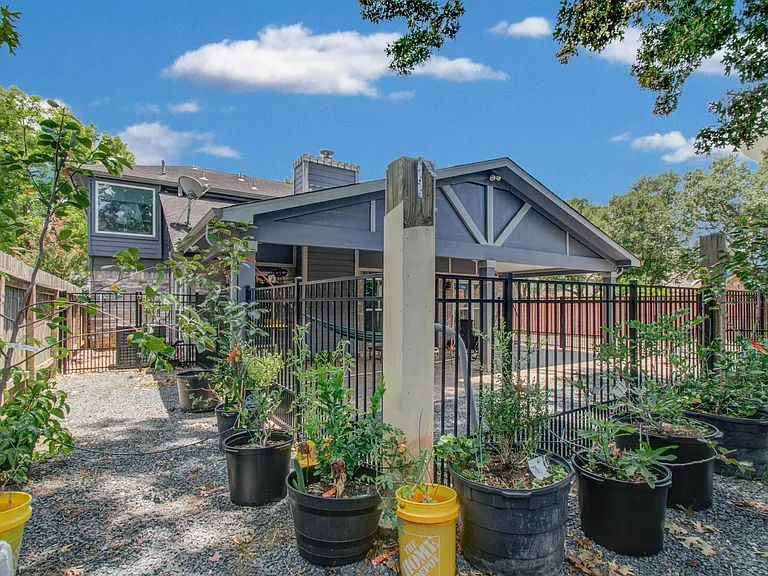 2122 Courtshire Ln — Photo 33
