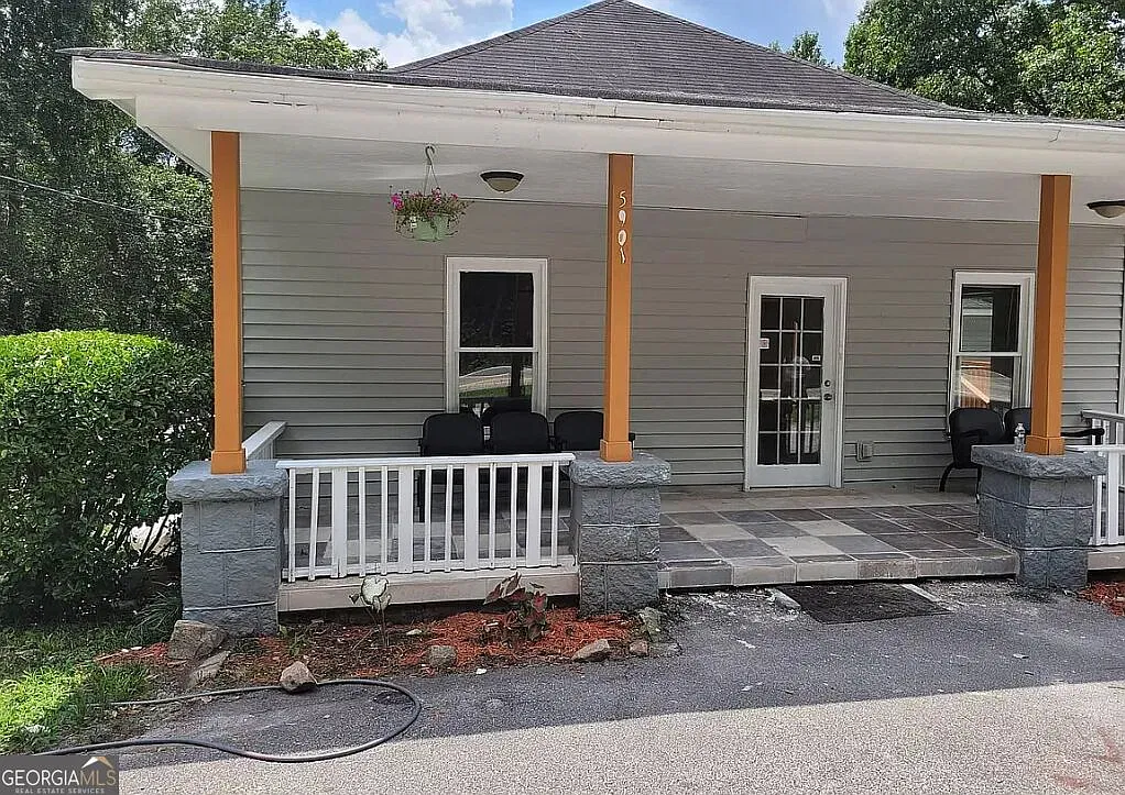 5 bed, 2.0 bath, 2414 sqft, $2,600 — Photo 2