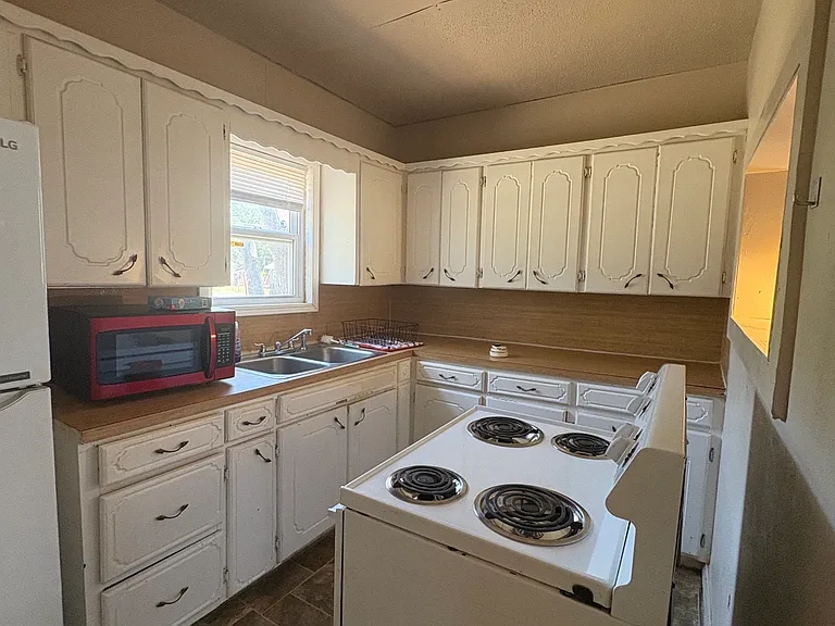 703 W B Ave — Photo 4