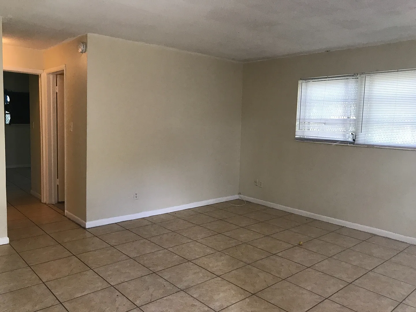 827 Nw 10 Ter - Sunmax — Photo 2