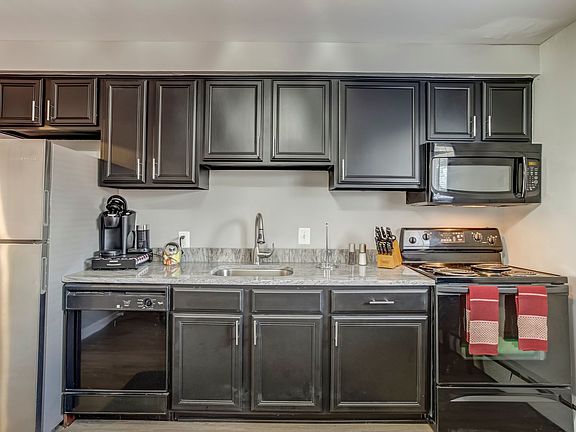 5th image of 649 W Maple Rd APT 3