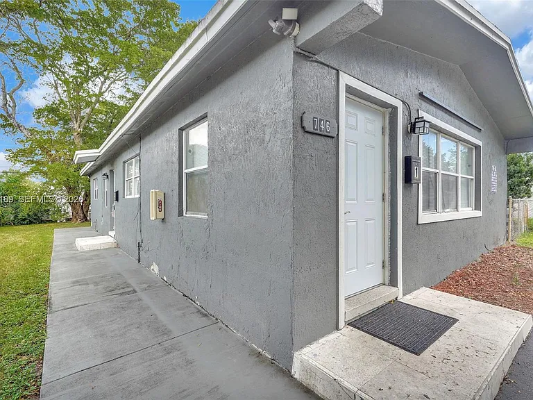 746 SW 4th St #1 — Photo 26