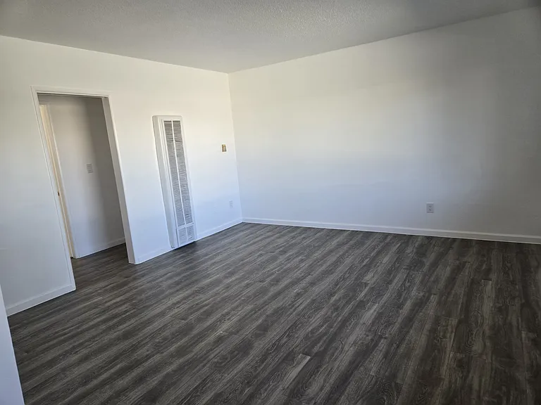 10228 Doty Ave #3 — Photo 7
