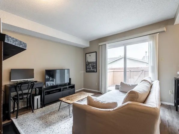 3812 20th Ave NW #20, Edmonton, AB T6L 4B2