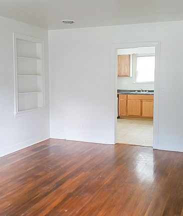 4th image of 2410 Grant St