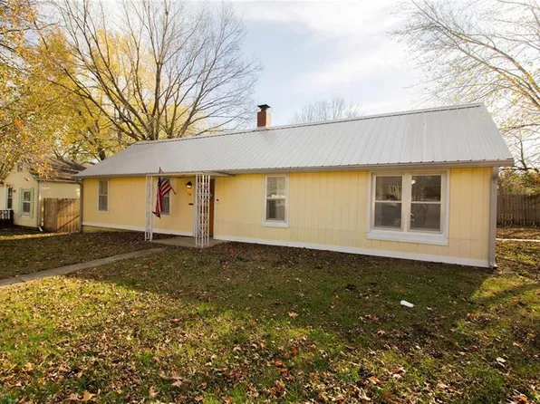 114 E 5th St, Tonganoxie, KS 66086