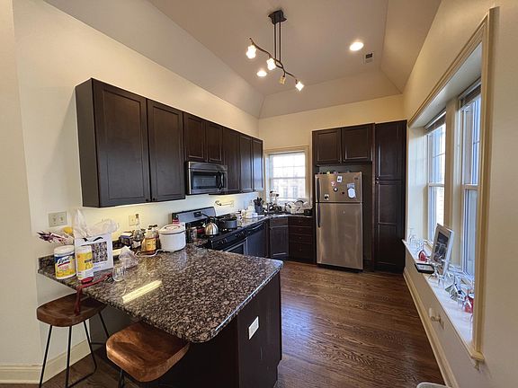 2nd image of 1424 W Lunt Ave #5